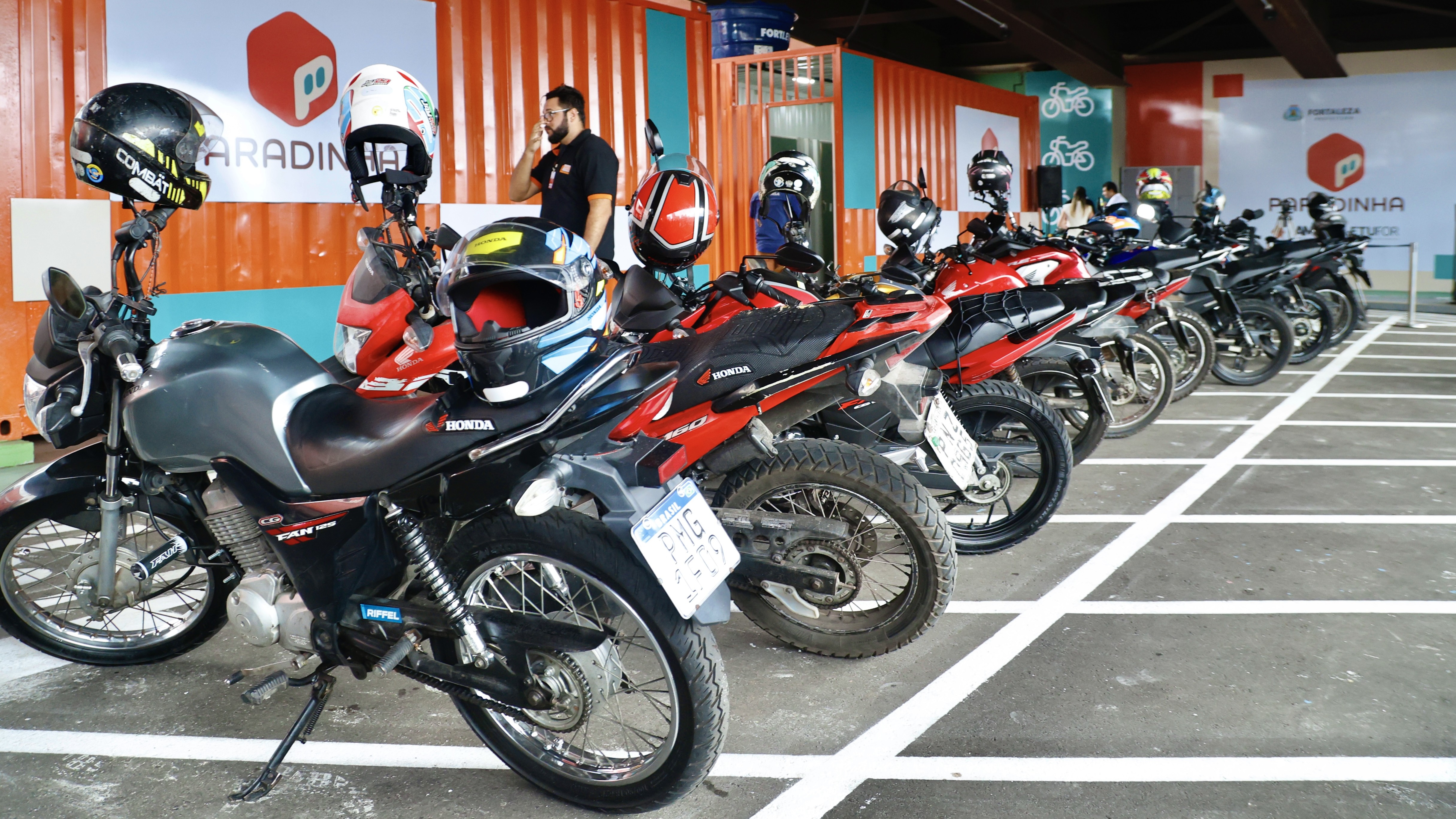 motos estacionadas dentro da Paradinha da Av. Santos Dumont